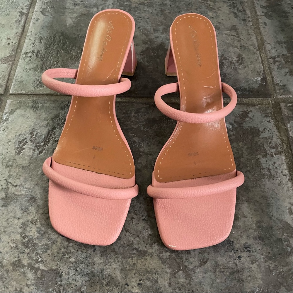 Pink Women’s Sandals Shoes . Stylish . Great condition . Size US 10 Euro 40